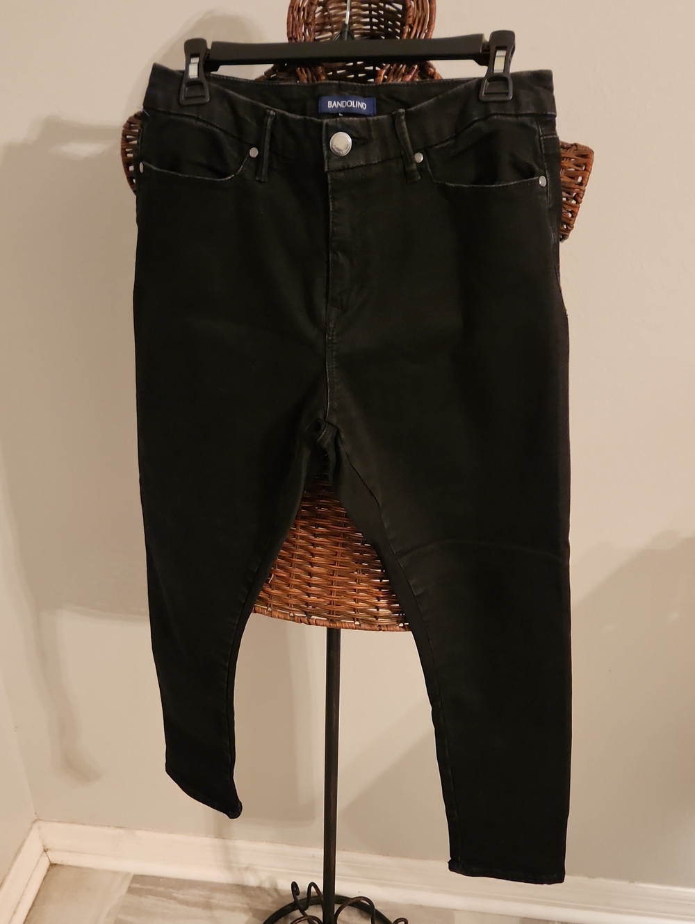 Bandolino Straight-Leg Jeans in Black